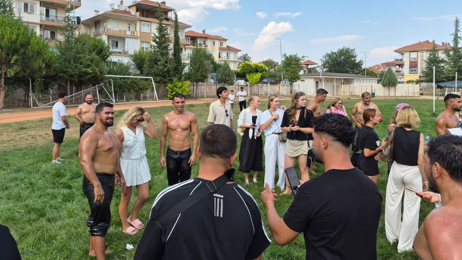 Hayatlarında ilk kez güreş izlediler: 30 Ağustos'ta turist tribününde buluşacaklar