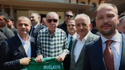 Cumhurbaşkanı Erdoğan’a Muğlaspor forması takdim edildi