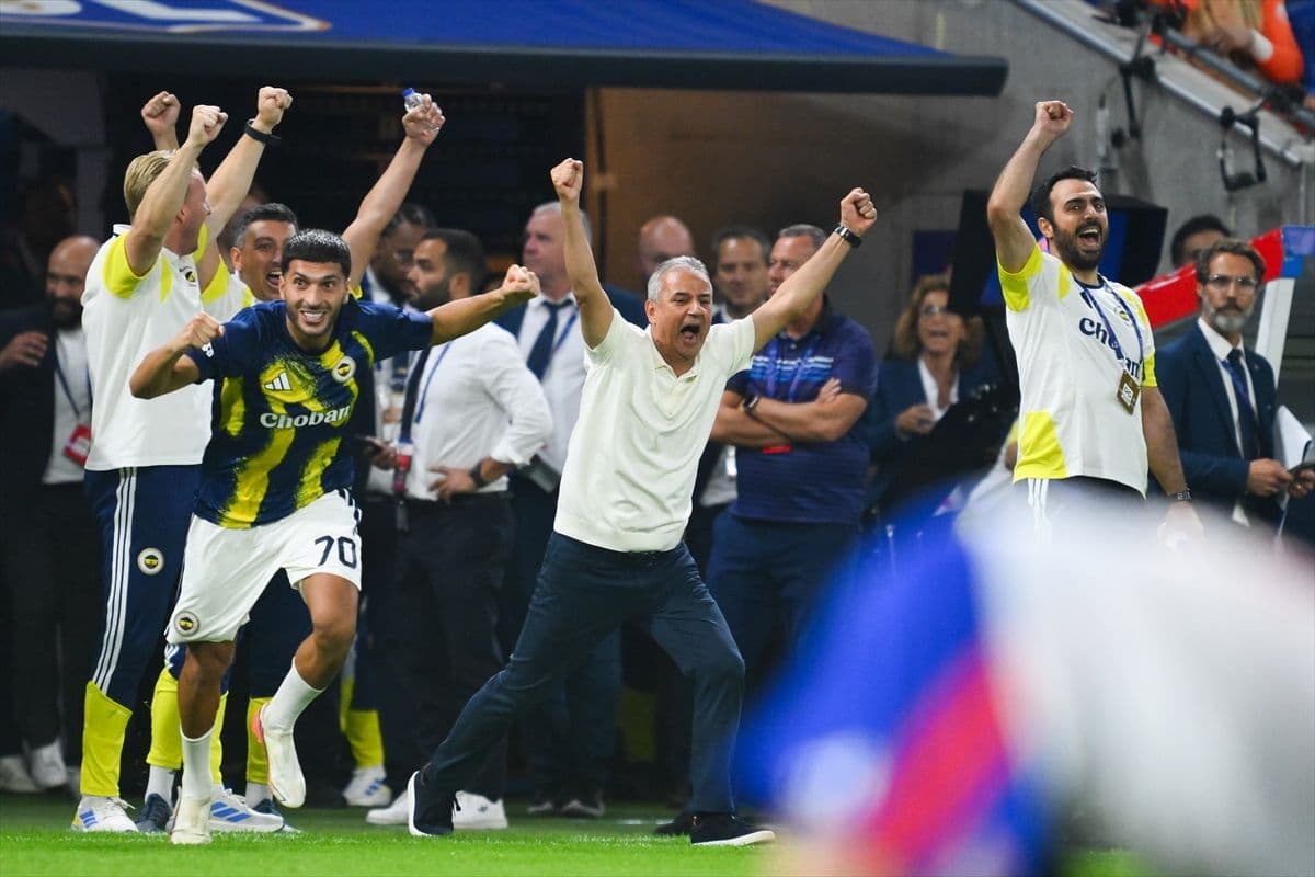Spor yazarları Fenerbahçe'nin Lyon zaferi için ne dedi? | "Avrupa'nın dokuz harikasından biri!"