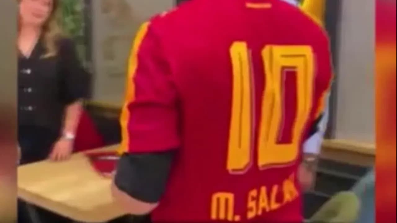 Kaan Yıldırım'a Salah yazılı Galatasaray forması hediye edildi