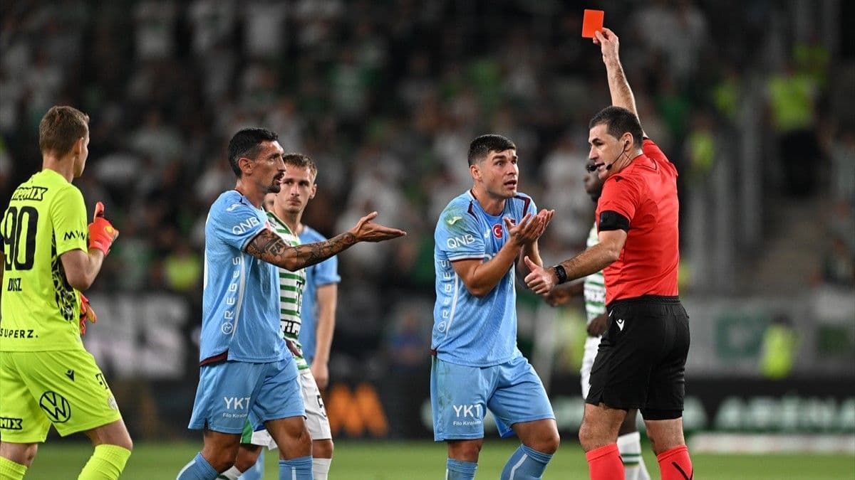 Trabzonsporlu futbolcu Ruslan Malinovskyi'nin kırmızı kart gördüğü an.