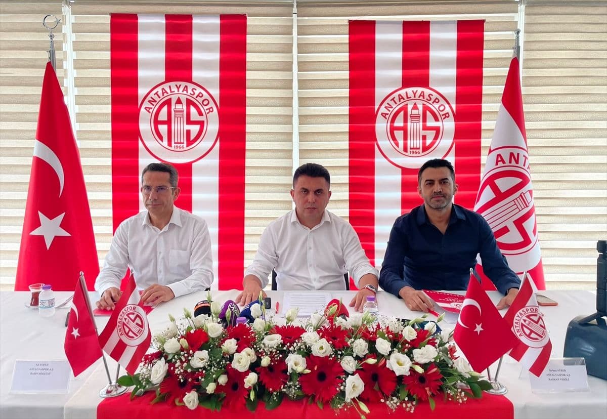 Antalyaspor Başkanı Mustafa Ergün (ortadaki)
