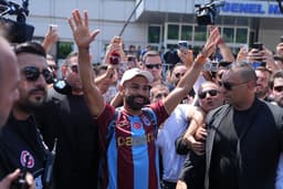 Trabzonspor'un yeni transferi Mohamed Salah İstanbul'da! Taraftara üçlü çektirdi