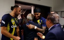 Fenerbahçe Başkanı Aziz Yıldırım, Lyon zaferinin ardından soyunma odasına inerek takımı tebrik etti