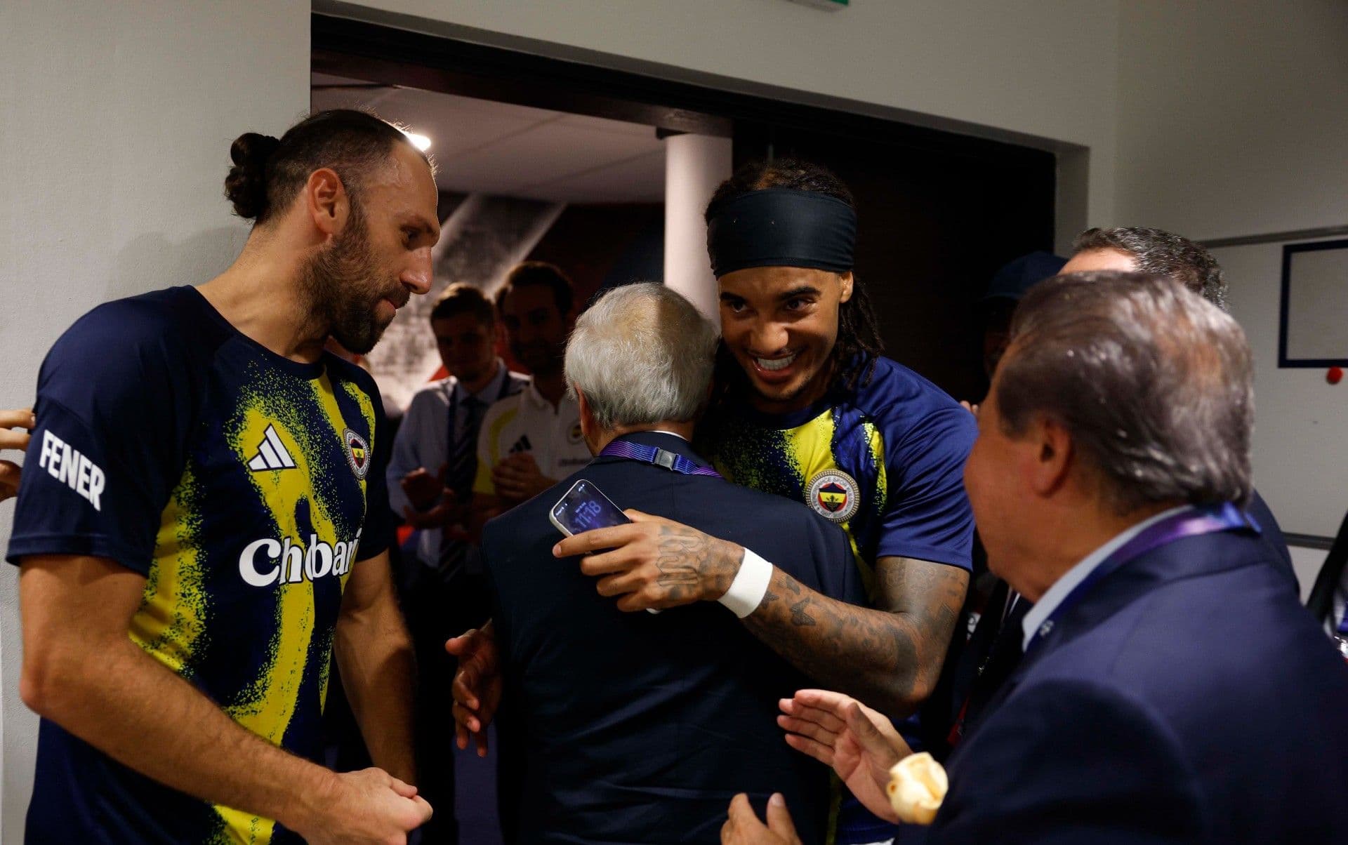Fenerbahçe Başkanı Aziz Yıldırım, Lyon zaferinin ardından soyunma odasına inerek takımı tebrik etti