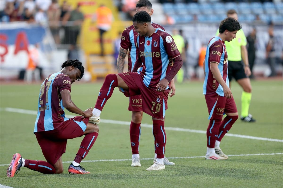 Trabzonspor oyuncuları attıkları golün ardından sevinç yaşadı.