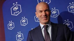 Fransa Milli Takımı'nın yeni teknik direktörü Zinedine Zidane, eski takım arkadaşını ekibine aldı