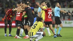 Fenerbahçe'nin penaltısı verilmedi! Devam kararları doğru mu? Trio yorumu...