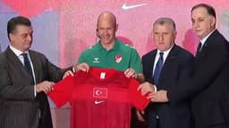 Anthony Taylor'a Milli Takım forması hediye edildi! Herkes aynı detaya takıldı