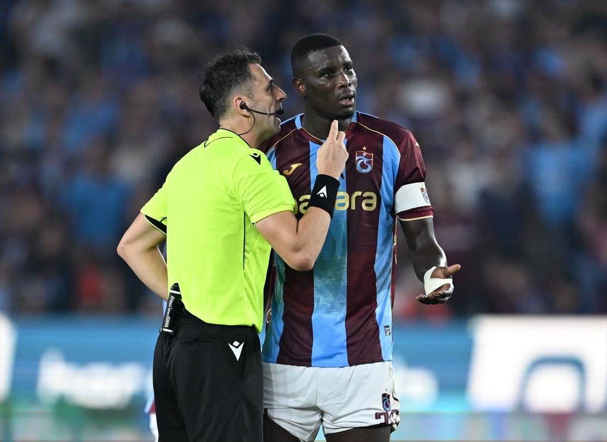 Maçın hakemi Igor Pajac ve Trabzonsporlu Onuachu