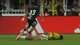 Video | Kadıköy'de sakatlık kabusu: Oosterwolde sedyeyle çıktı...