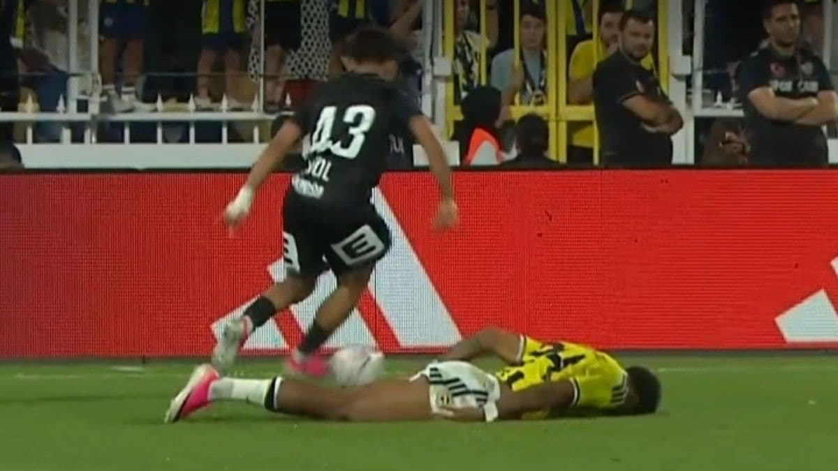 Video | Kadıköy'de sakatlık kabusu: Oosterwolde sedyeyle çıktı...