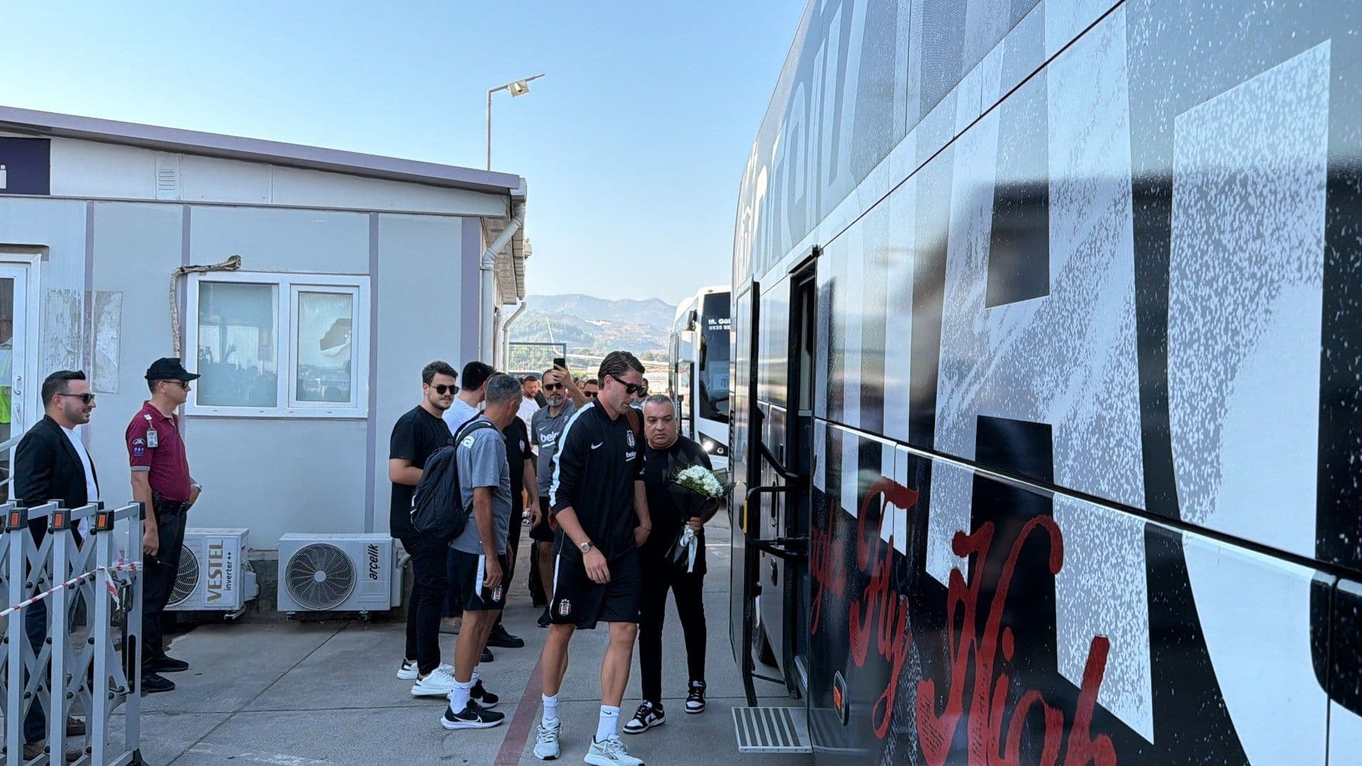 Beşiktaş kafilesi, Antalya'da