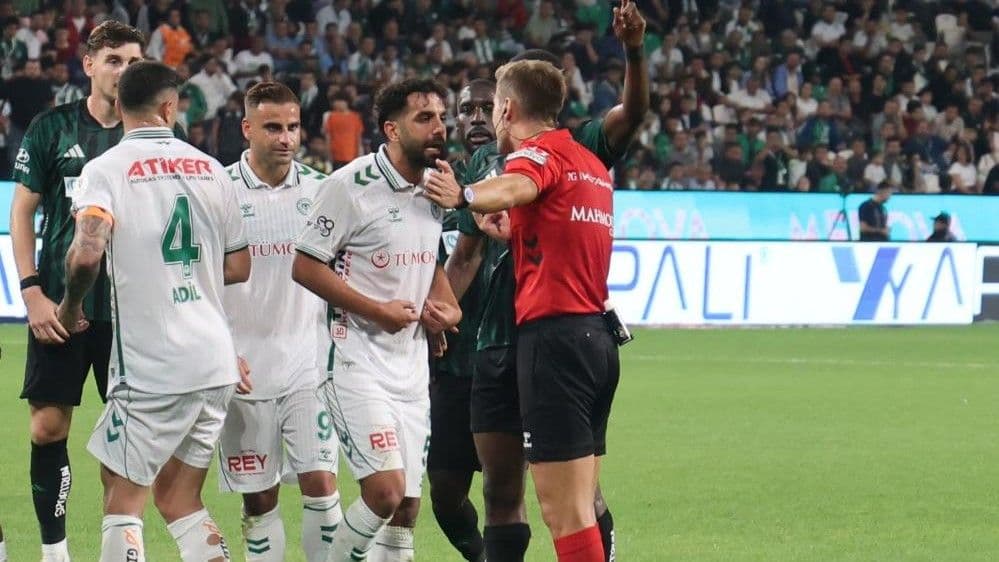 Enis Bardhi, Konyalılar'ı şoka uğrattı! Oyuna girdikten iki dakika sonra kırmızı kart gördü