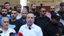 Adana Demirspor taraftarı bariyeri yıkıp belediyeye girmeye çalıştı