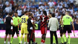 Fulham uçak için sahadan çekildi, Malaga boş kaleye penaltıyla kupayı aldı