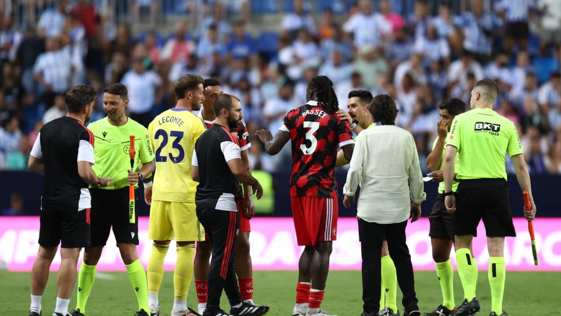Fulham uçak için sahadan çekildi, Malaga boş kaleye penaltıyla kupayı aldı