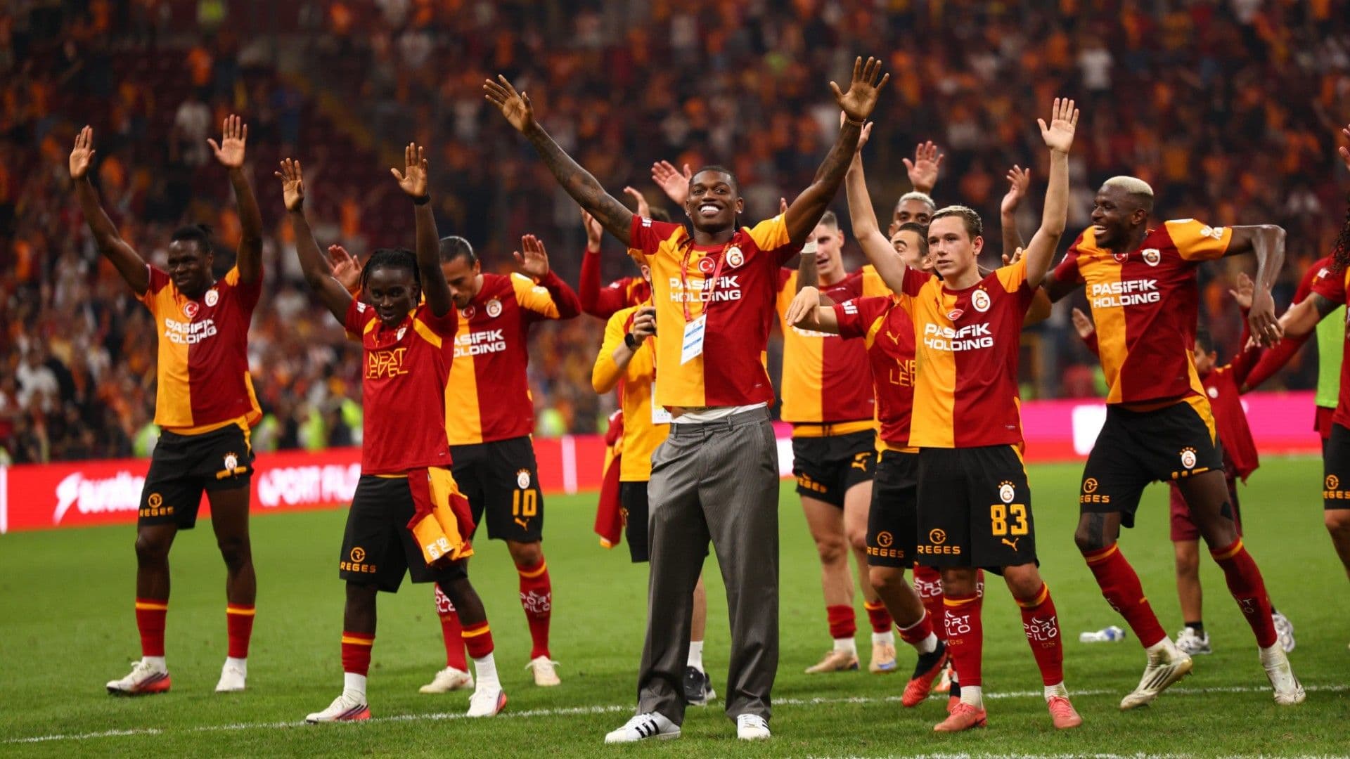 Rafael Leao, RAMS Park'ta Galatasaray taraftarıyla buluştu