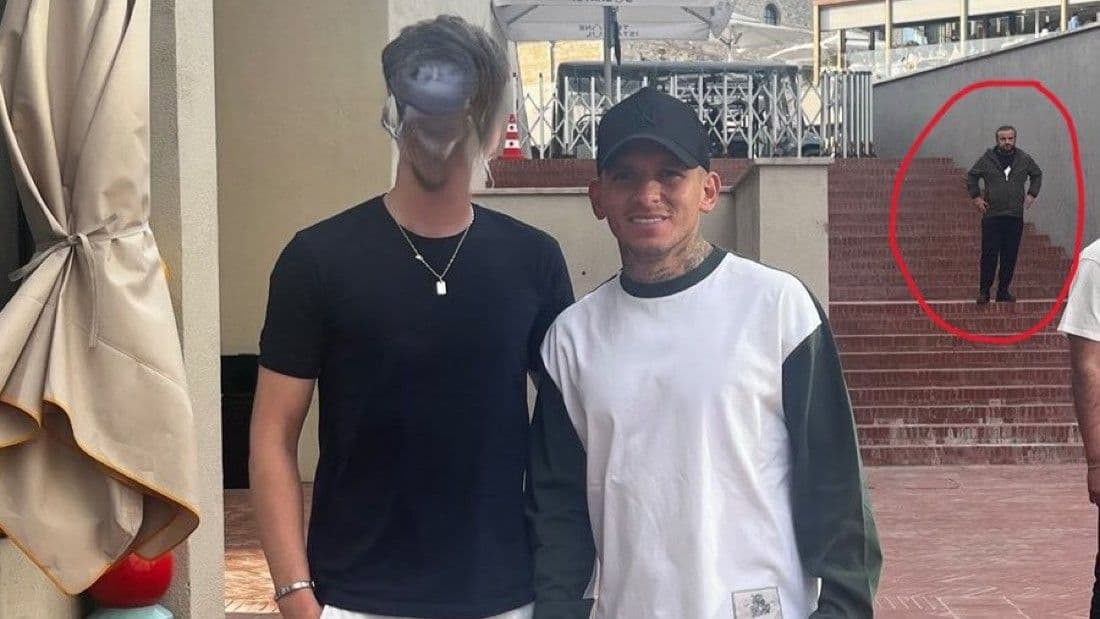 Saldırganın, Lucas Torreira'nın bir hayranıyla fotoğraf çektirdiği sırada kadraja girdiği an.