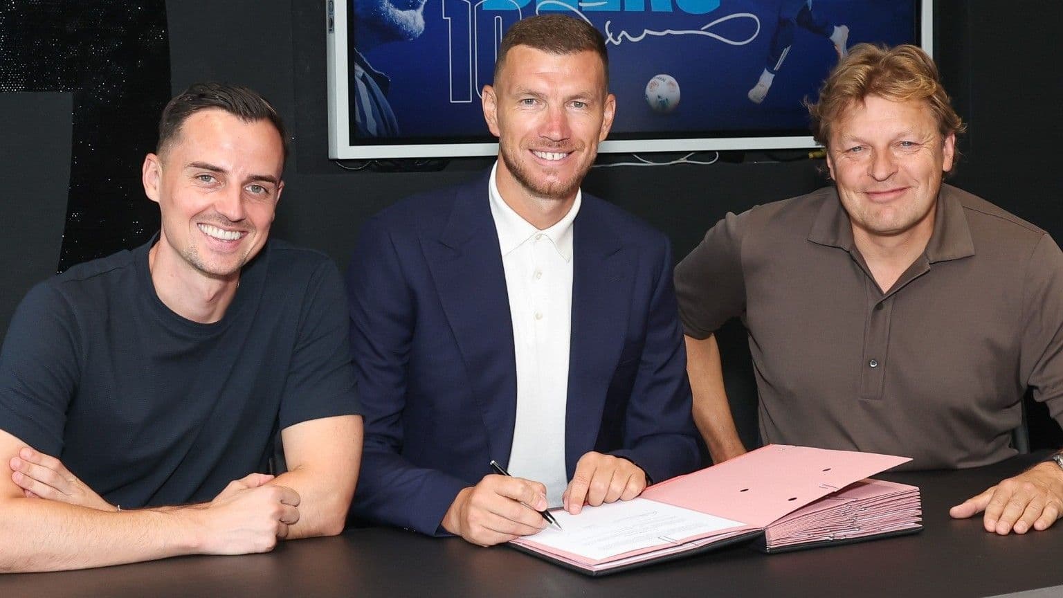 Edin Dzeko imzayı attı