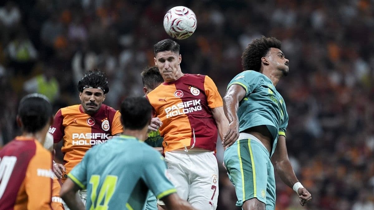 Renato Veiga'nın Rolland Sallai ile girdiği hava topu mücadelesi