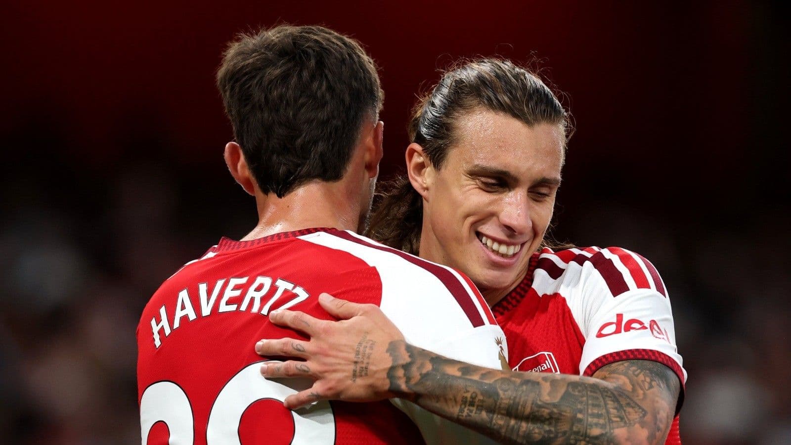 Son şampiyon Arsenal lige galibiyetle başladı