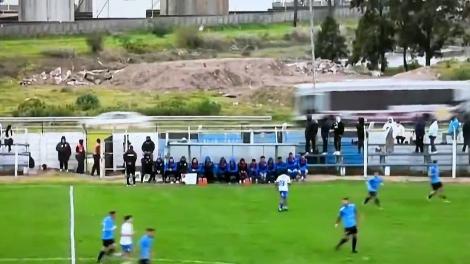 Video | Dışarı çıkan top kazaya sebep oldu!