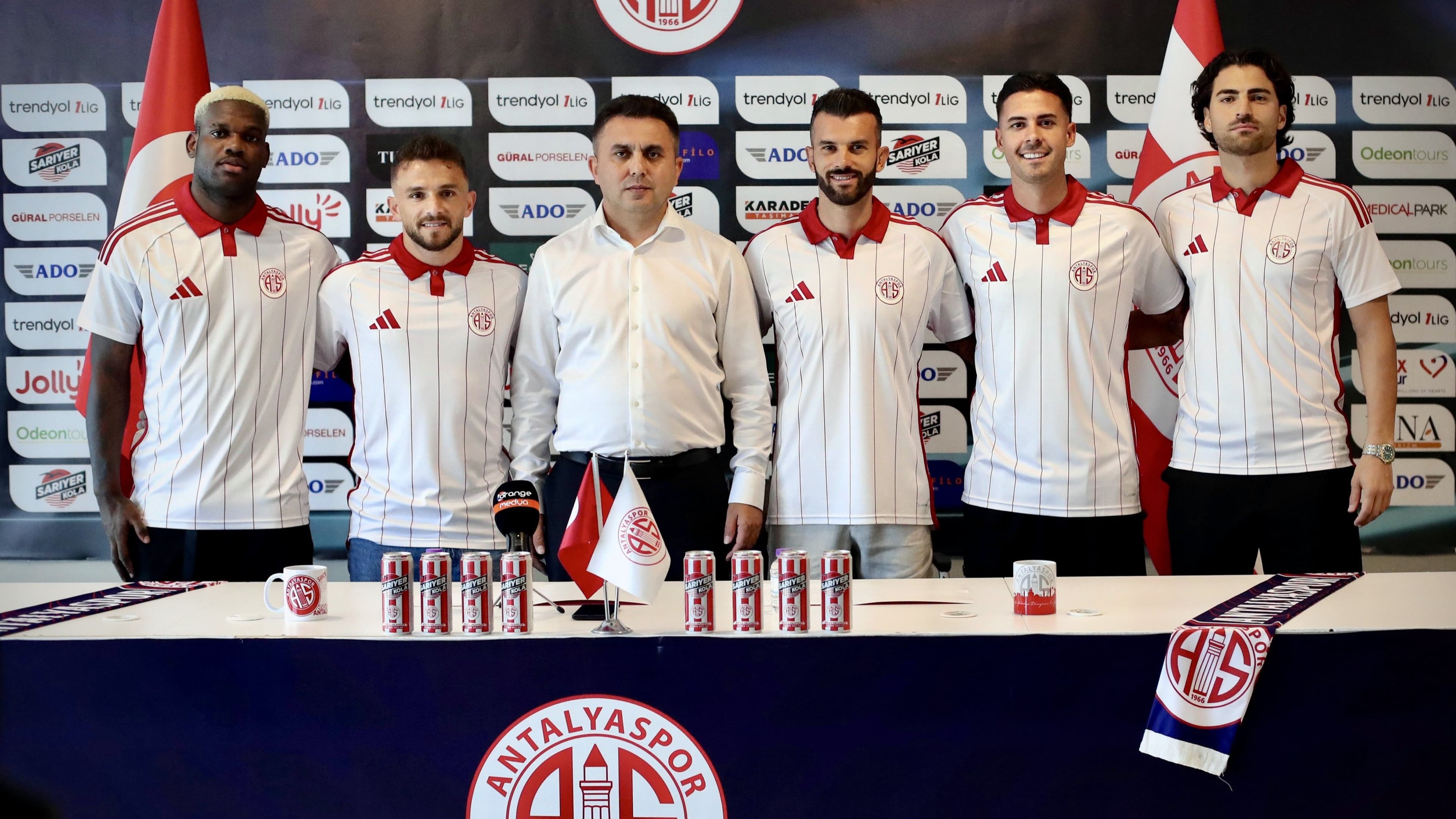Francis Nzaba, Ahmet Sagat, Güray Vural, Pedrinho ve Ufuk Akyol kendilerini kırmızı-beyazlı renklere bağlayan sözleşmelere imza attı.