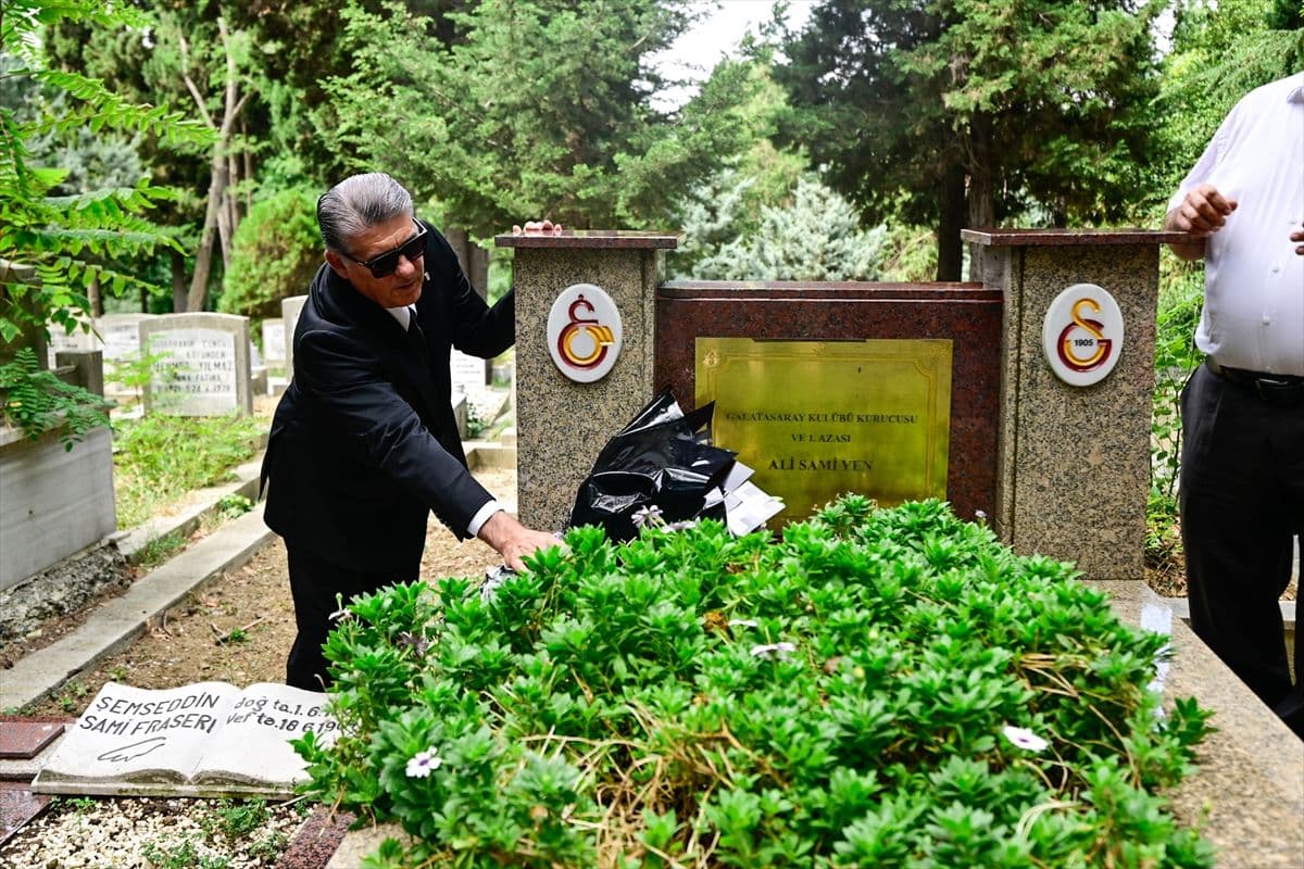 Serdal Adalı, Ali Sami Yen'in kabrine çiçek bıraktı