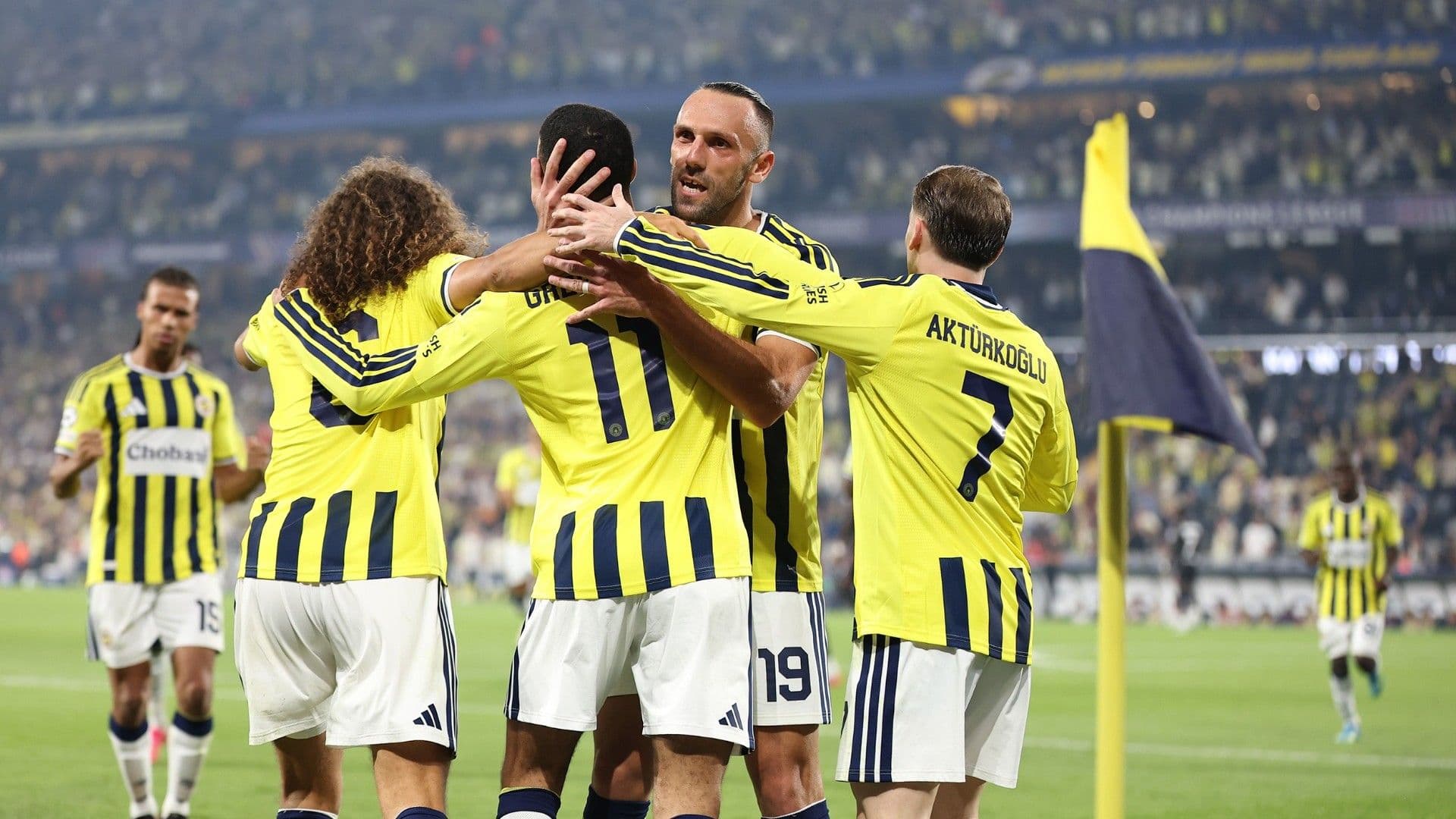 Video | Fenerbahçeli oyuncuları uyutmamak için dev gösteri!