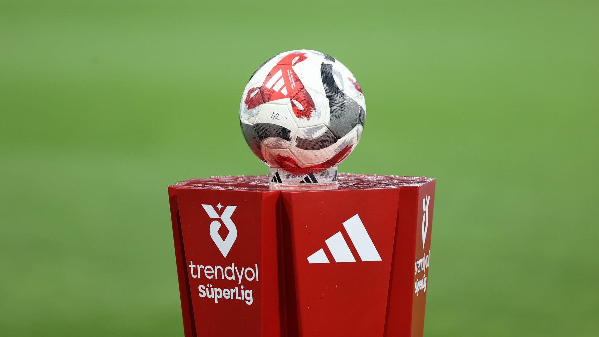 Kulüpler istedi, TFF karar aldı! Süper Lig'de çipli top sistemi
