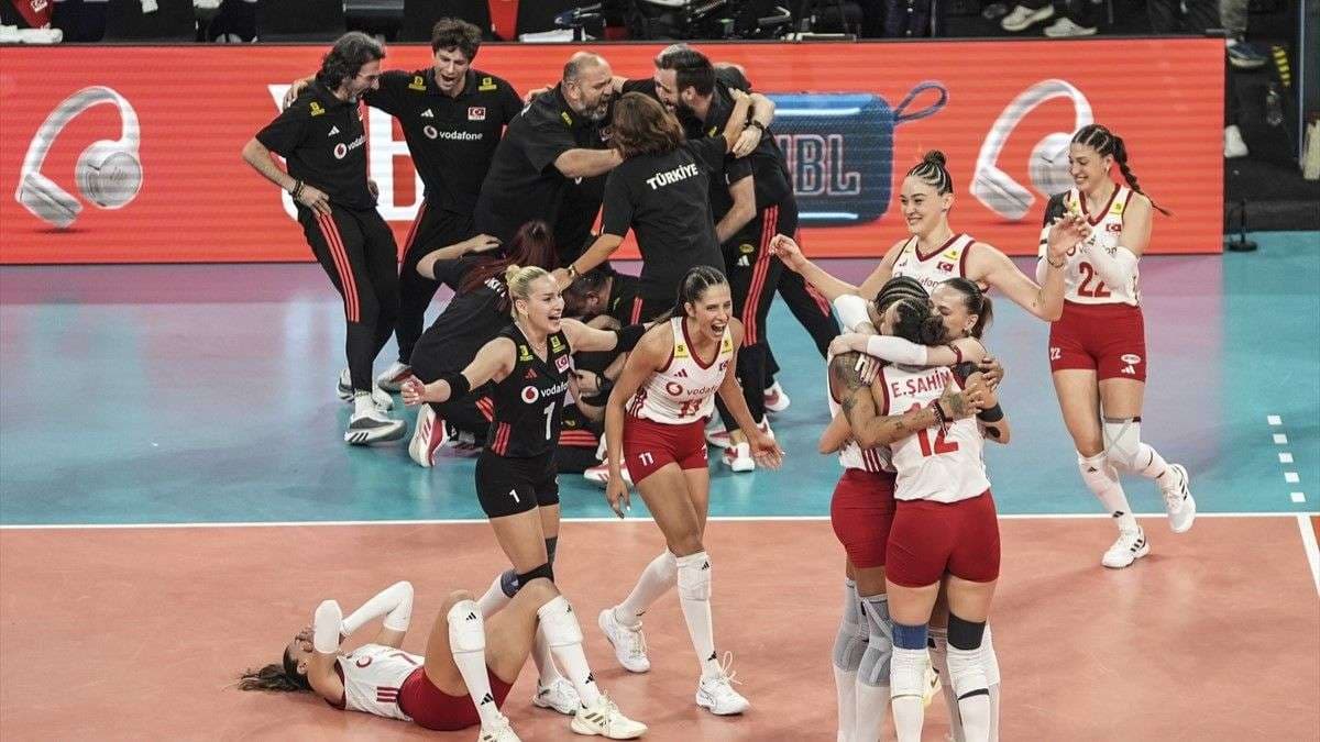 A Milli Kadın Voleybol Takımı'nın şampiyonluk sevinci