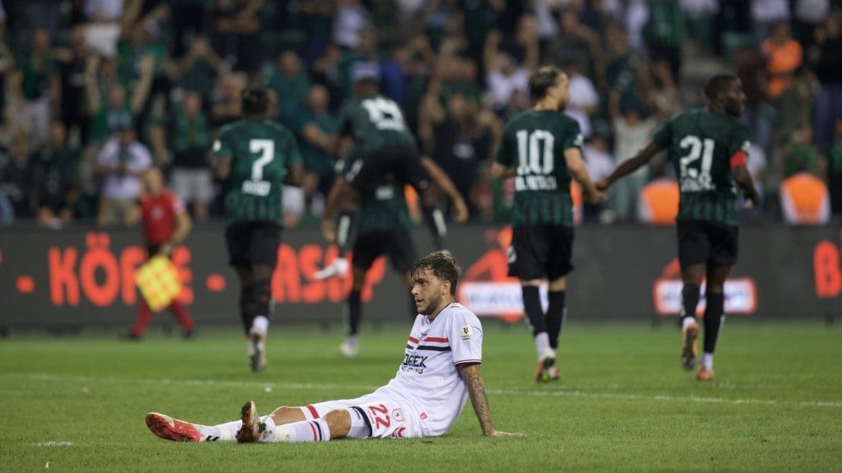 Kocaelisporlu futbolcuların gol sevinci