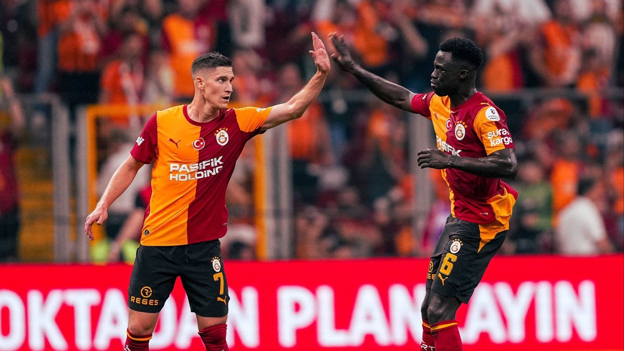 Galatasaraylı futbolcular Sallai ve Sanchez
