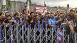 Trabzonspor’da yeni transfer heyecanı! Taraftarların karşısına Onuachu çıktı