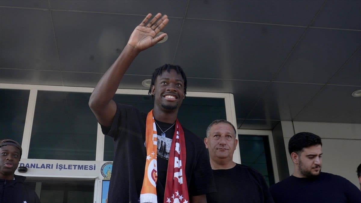 El Chadaille Bitshiabu, Galatasaray tarihindeki 12. Fransız futbolcu oldu