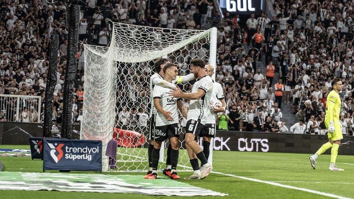 Trossard'ın golünden sonra Beşiktaşlı futbolcuların sevinci.&nbsp;