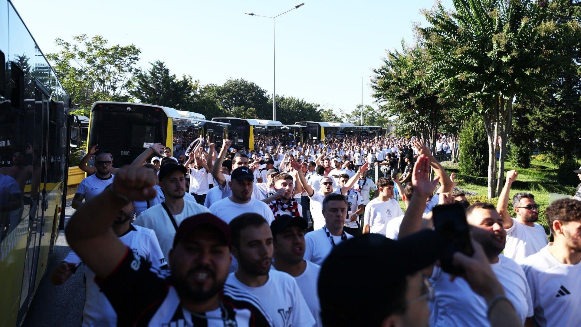 Beşiktaş taraftarı stada geldi