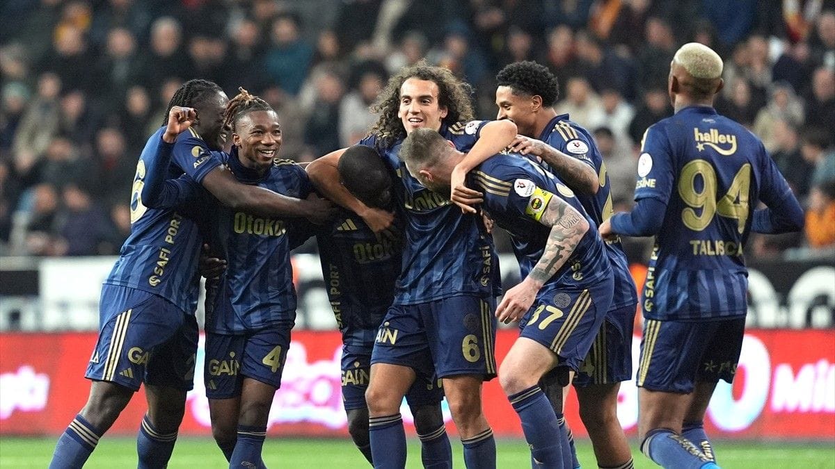 Fenerbahçe'den Kayseri'de gol yağmuru! Zirvedeki puan farkı 1'e düştü