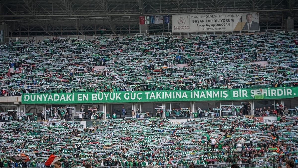 Bursaspor şampiyonluk maçında! Taraftar Eskişehir'de stadı doldurdu