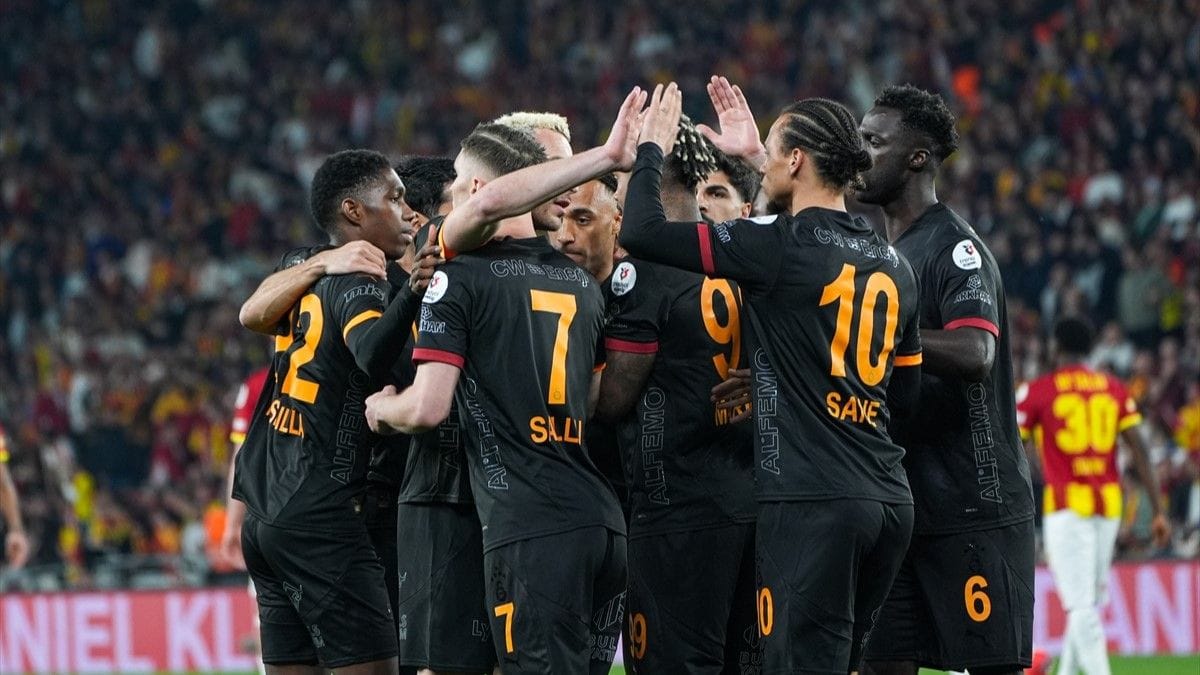 Göztepe - Galatasaray maçında Barış Alper Yılmaz'ın golünün ardından Galatasaraylı futbolcuların gol sevinçleri