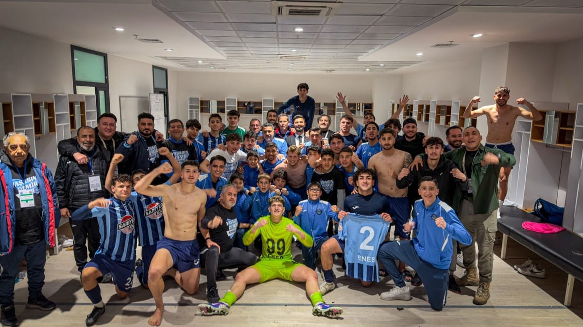 Adana Demirsporlu futbolcuların galibiyet pozu