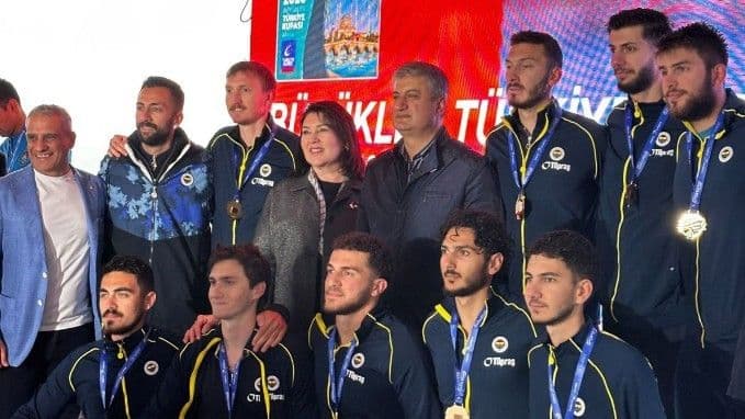 Fenerbahçe, Galatasaray'a tarihi fark atarak şampiyon oldu
