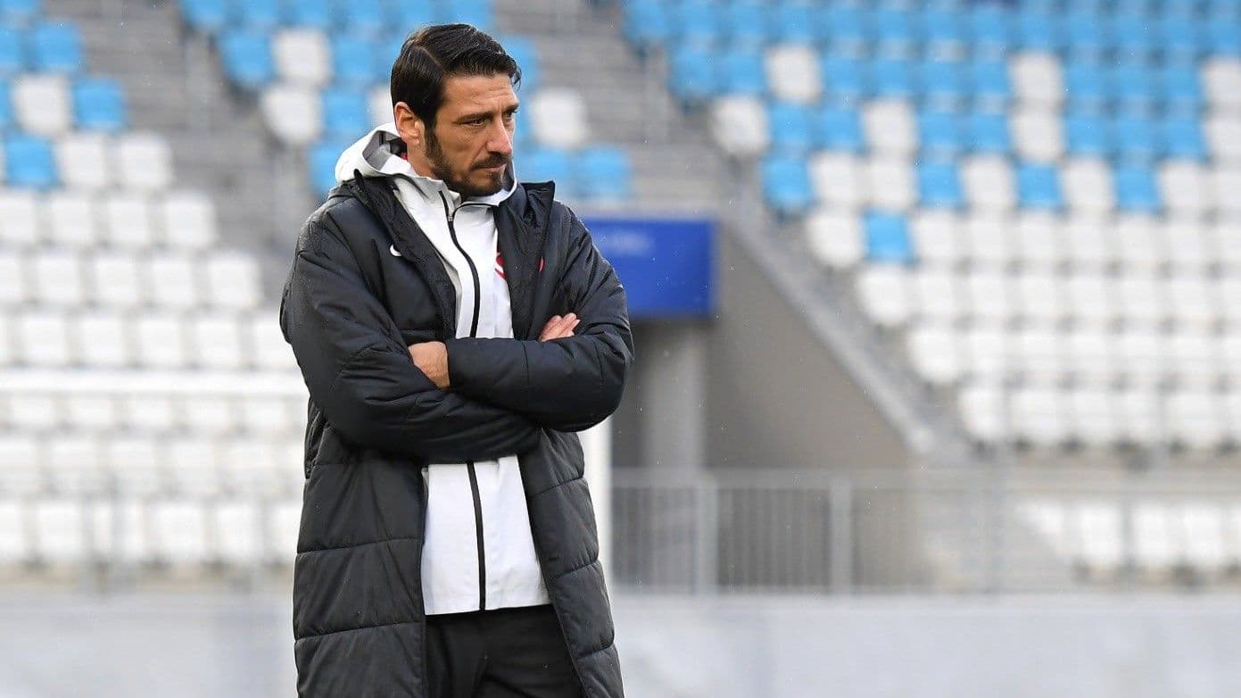 Egemen Korkmaz maç sırasında yere yığıldı! Ambulansla hastaneye kaldırıldı