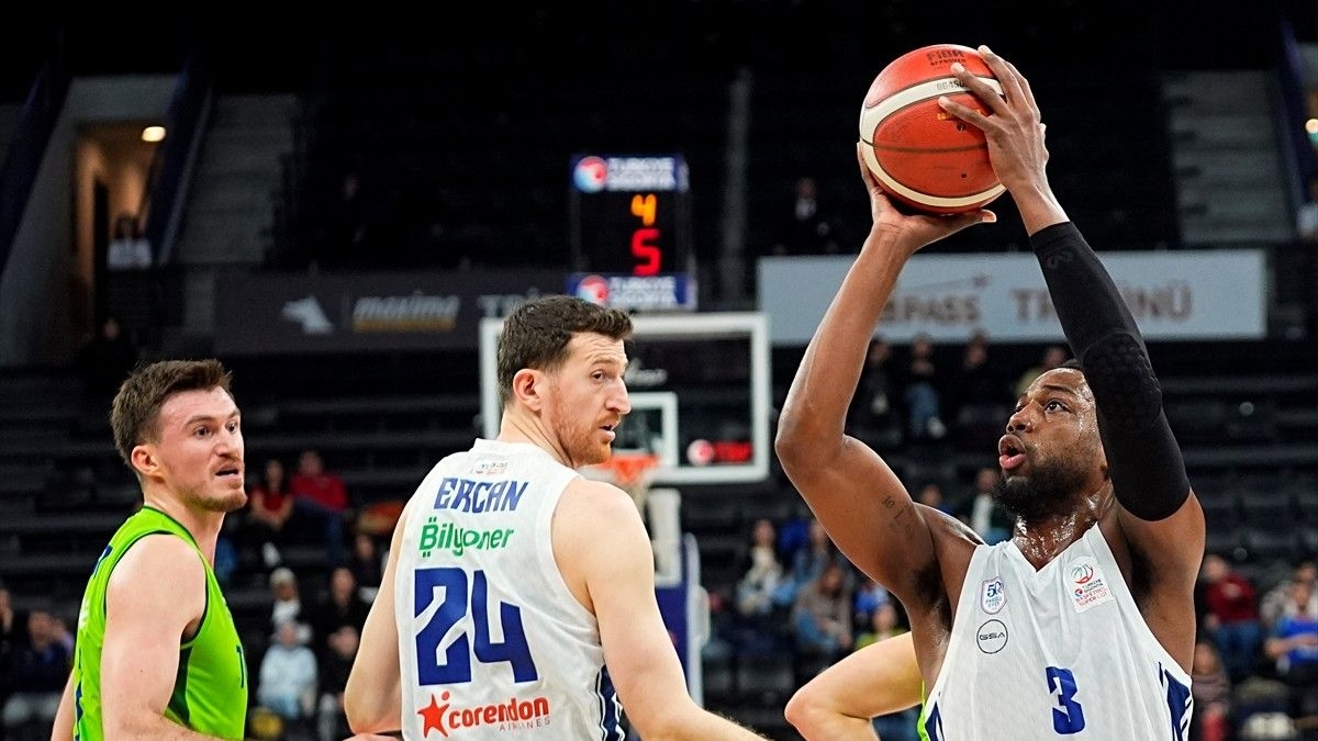 Anadolu Efes, sahasında TOFAŞ'ı devirdi!