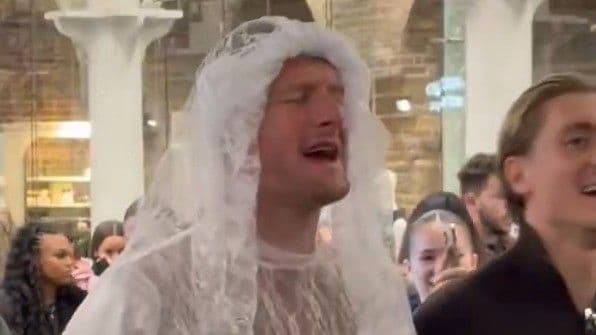 Beşiktaş'ın eski oyuncusu gelinlik giydi!