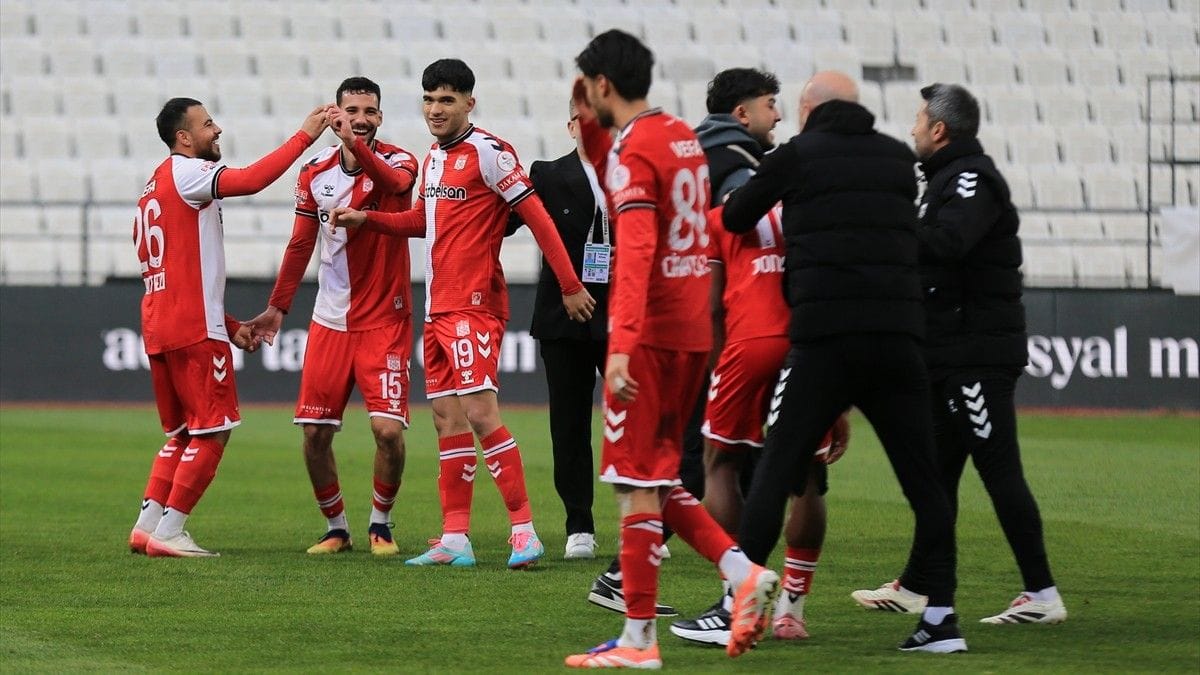 Sivasspor seriye bağladı! Play-off hattına bir adım daha yakın