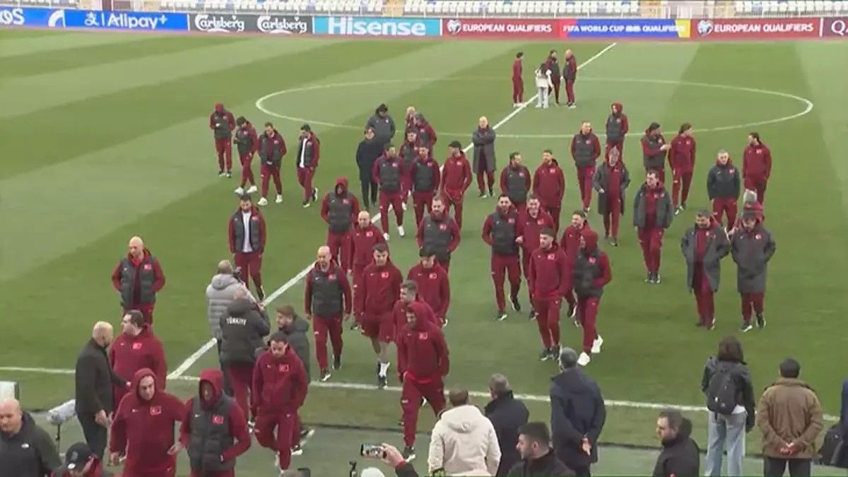 A Milli Futbol Takımı, Fadil Vokrri Stadyumu'nda yürüyüş yaptı