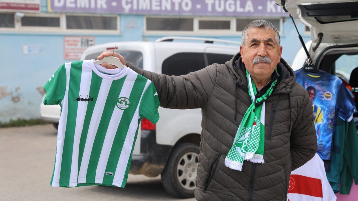 Hayatını formasını sattığı takıma adadı