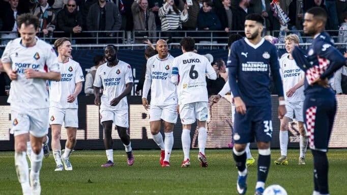 Telstar şok etti! PSV’yi 10 kişiyle yıktı